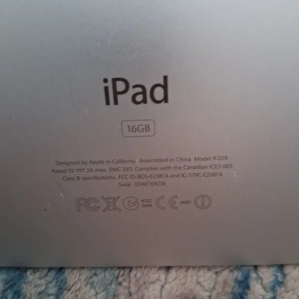 Apple iPad 1st Generation 16GB Silver Tablet A1219 Model /For Parts